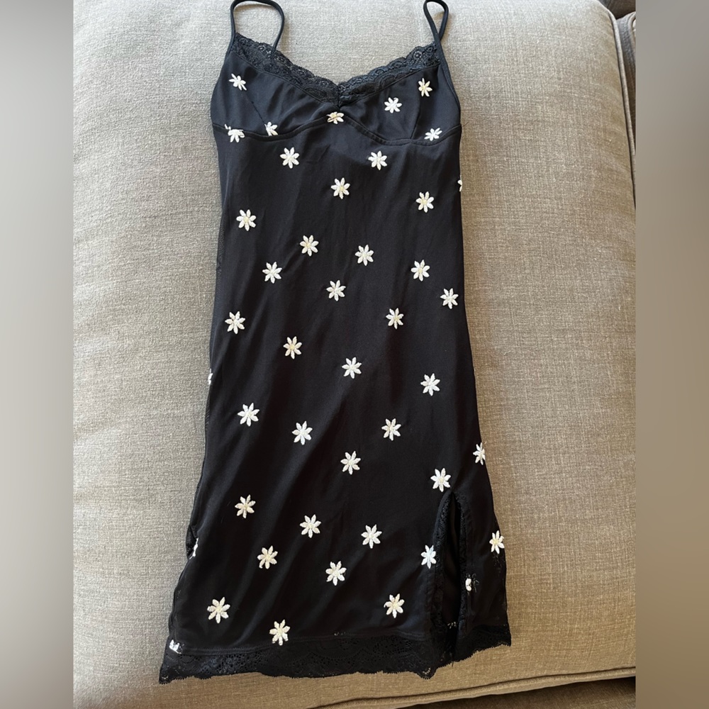 Daisy Bodycon Dress in Black Daisy White Embroidered, Size Small